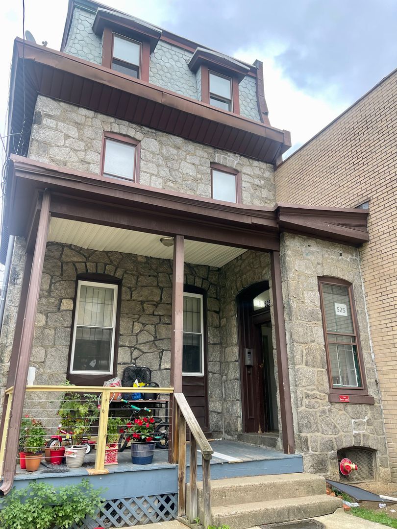 Philadelphia Apartment: 525 S 42nd Street