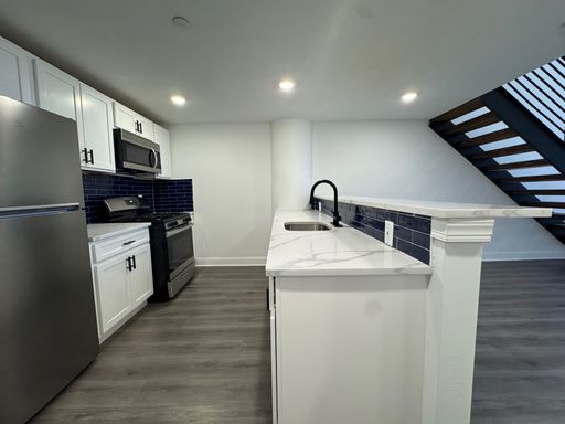LUXURY BI LEVEL LOF STYLE APT! | 3 BED 2 BATH! | CENTRAL AIR & LAUNDRY INCLUDED!