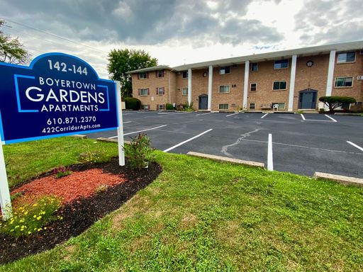 Newly Renovated, Modern 1BR with Laundry and On-site Parking - Call / Text / Email to Tour !