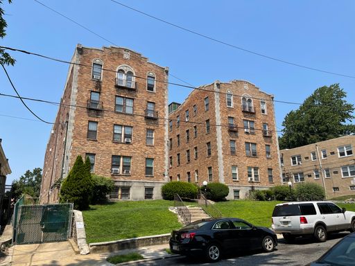 RENOVATED 1 BED 1 BATH! | BRAND NEW FLOORS & UPDATED KITCHEN! | BOOK YOUR SHOWING TODAY! – photo 1