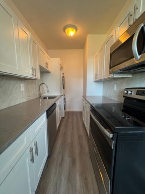 Modern 1-Bedroom with Luxury Finishes & Prime East Oak Lane Location – photo 1