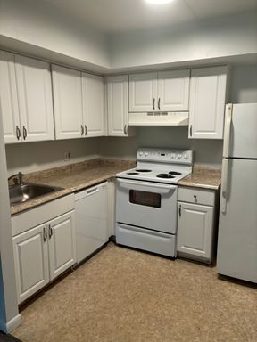 1 Bed, 1 Bath with Den-Ridley Creek View-$1100