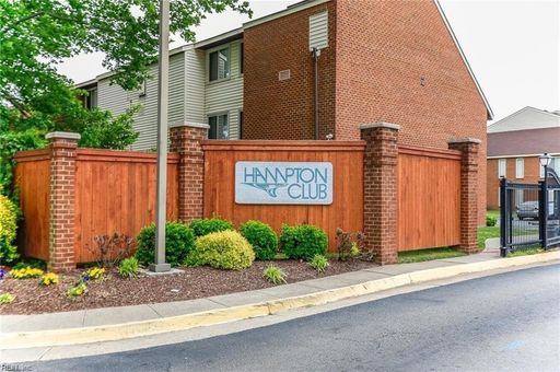 Bright 1-Bedroom Inside Desirable Hampton Club Community – photo 1