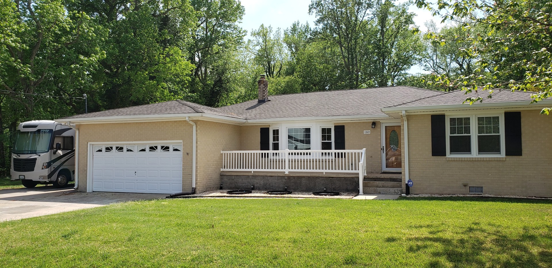 Suffolk House: 1849 Oyster Bay Lane