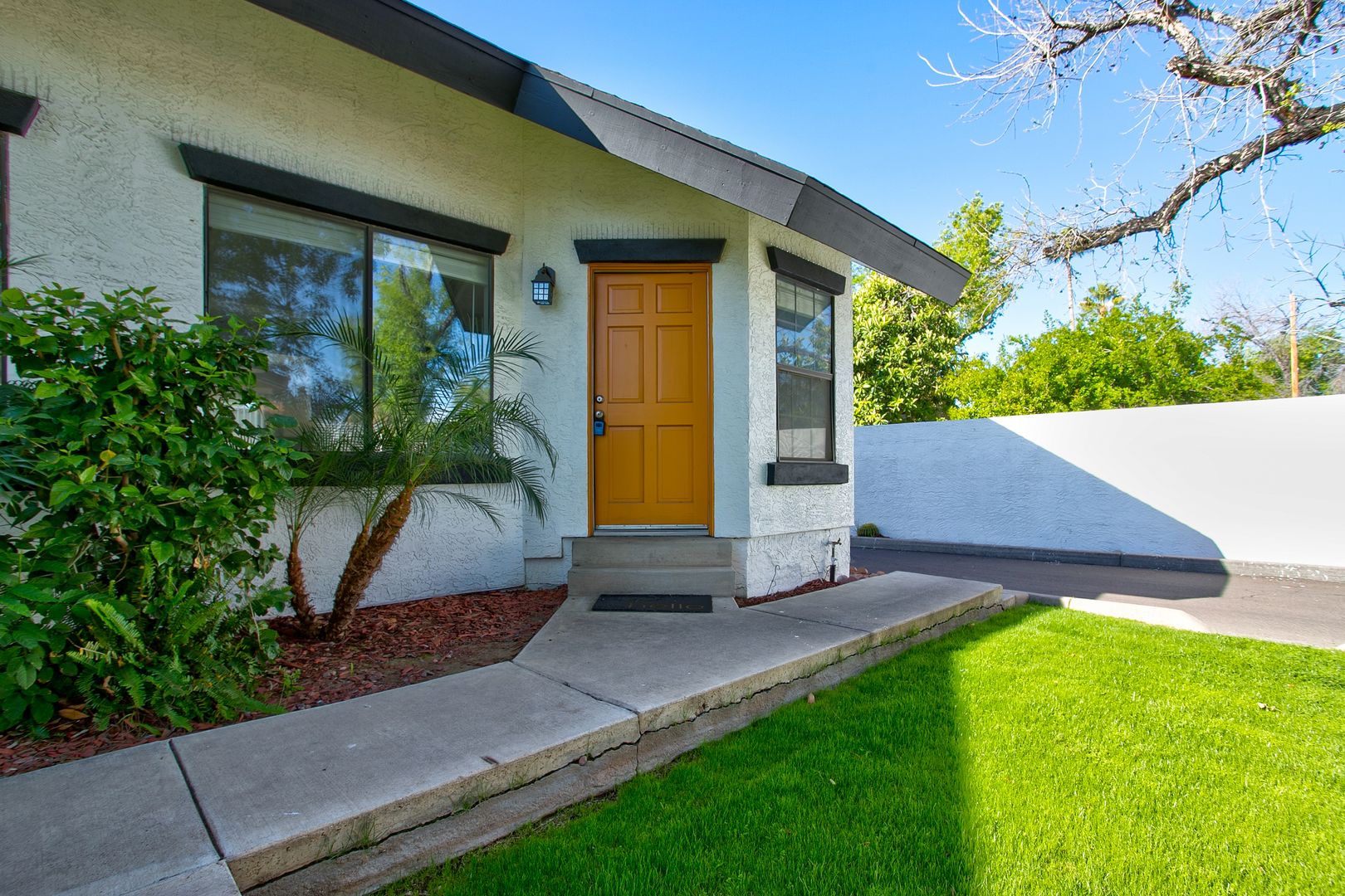 Phoenix Apartment: 2215 W Augusta Avenue