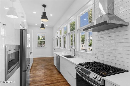 SPECIAL!! MOVE IN BY 9/1, $1500 OFF 1ST MONTH!!! Roosevelt Row historic and updated home close to everything downtown! Truly unique!!! Absolute stunner that is an Oasis in the City!!! Everything redone!! True Charmer!!! – photo 1