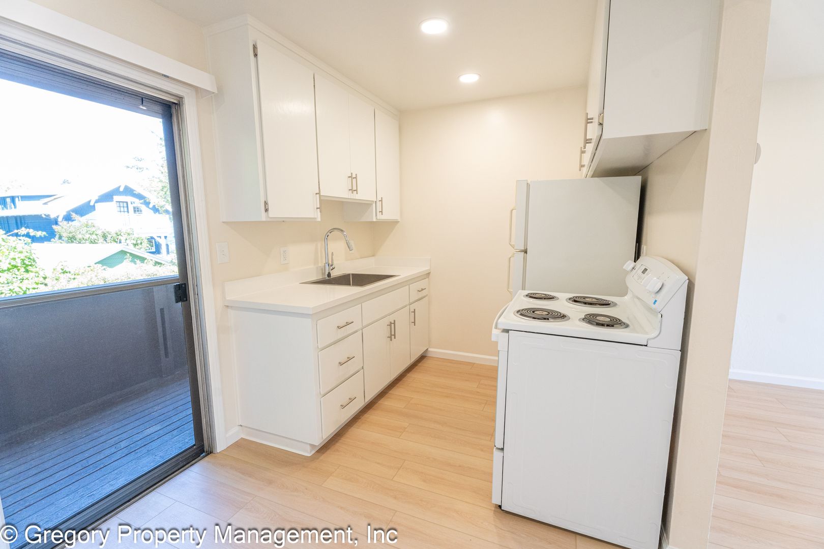Alameda Apartment: 1242 Regent St