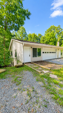 Black Mountain Garage Apartment- One occupant only! 6 Month Lease!