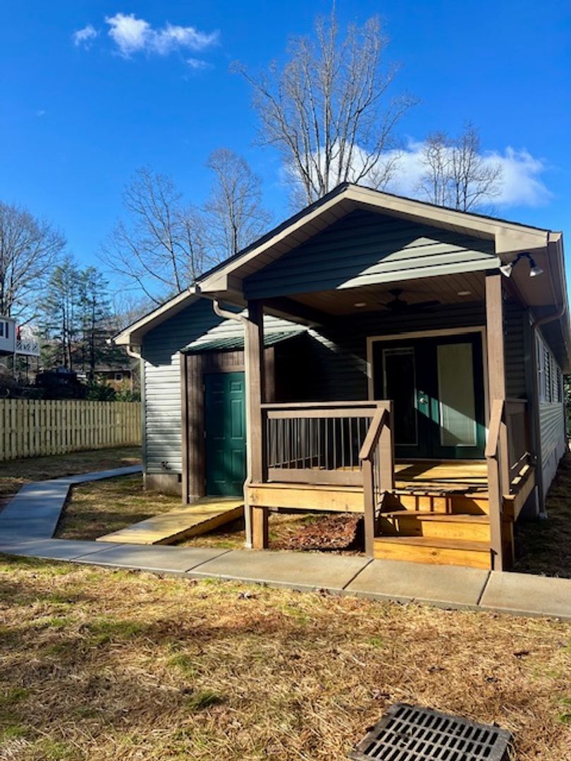 Black Mountain House: 210 N Park Lane