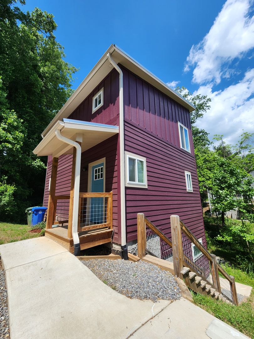 Asheville House: 210 Fairfax Ave