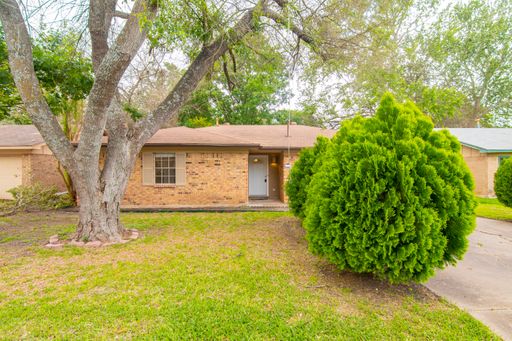 Beautiful 3-Bedroom Home with Huge Backyard – Prime Austin Location! – photo 1