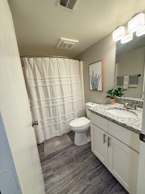 The Oxford $500 OFF Your Move-In! Beautiful 2 Bedroom Apartments Available – photo 1