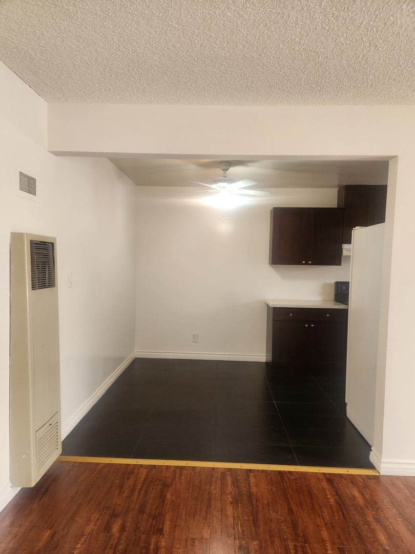 Glendale Apartment: 325 Burchett Street