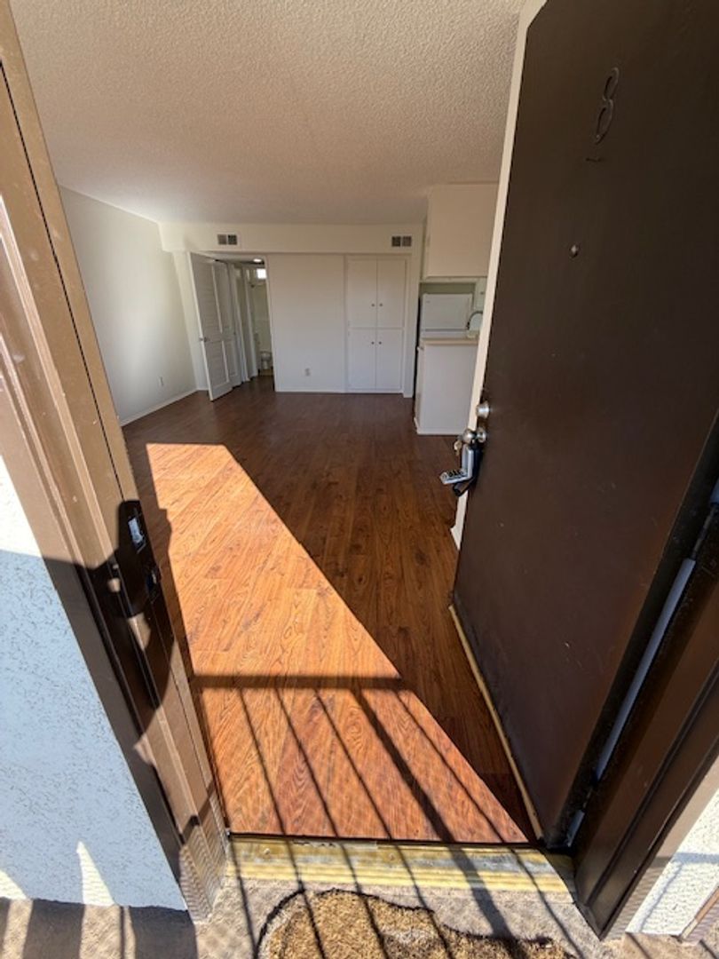 Hollywood Apartment: 1232 Lodi Place