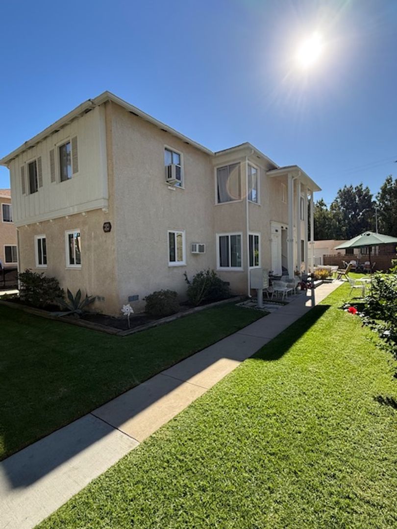 Burbank Apartment: 4122 W Toluca Lake Avenue