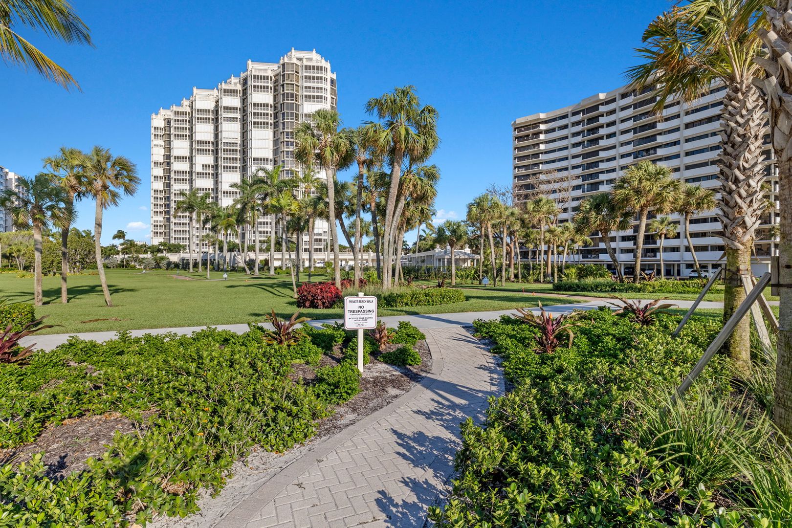 Naples Apartment: 4021 Gulf Shore Blvd N #202