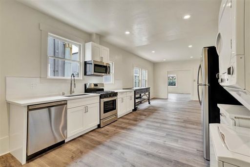 Renovated One Bedroom 2nd Floor Unit - Chef's Kitchen – photo 1