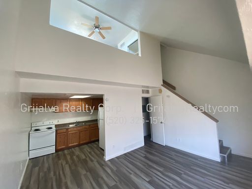 Cute 1 Bedroom Loft Unit in a Triplex (Ft. Lowell/Stone) – photo 1