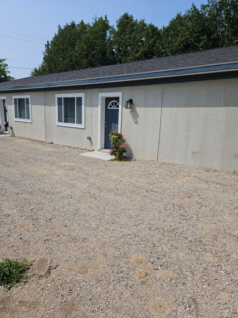 Charlevoix Apartment: 808 Sherman St