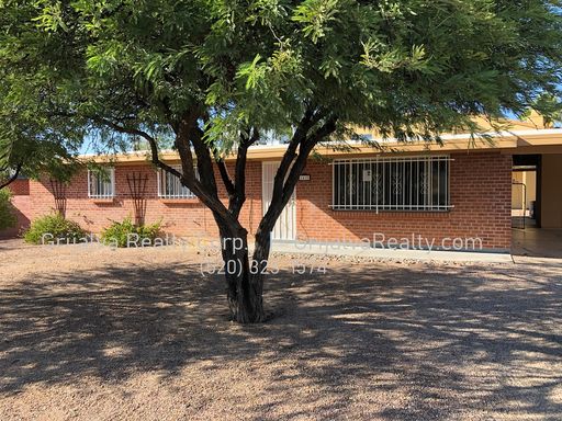 Blocks to UofA! 4 BD, 2BA House - Just $450 room (Speedway/Mountain) – photo 1