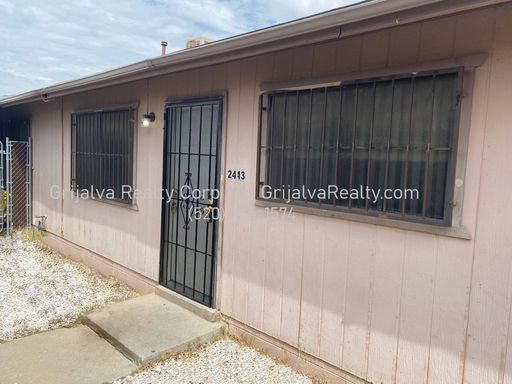 2 Bedroom, 1 Bath for Rent in a Triplex (Grant/Stone) – photo 1