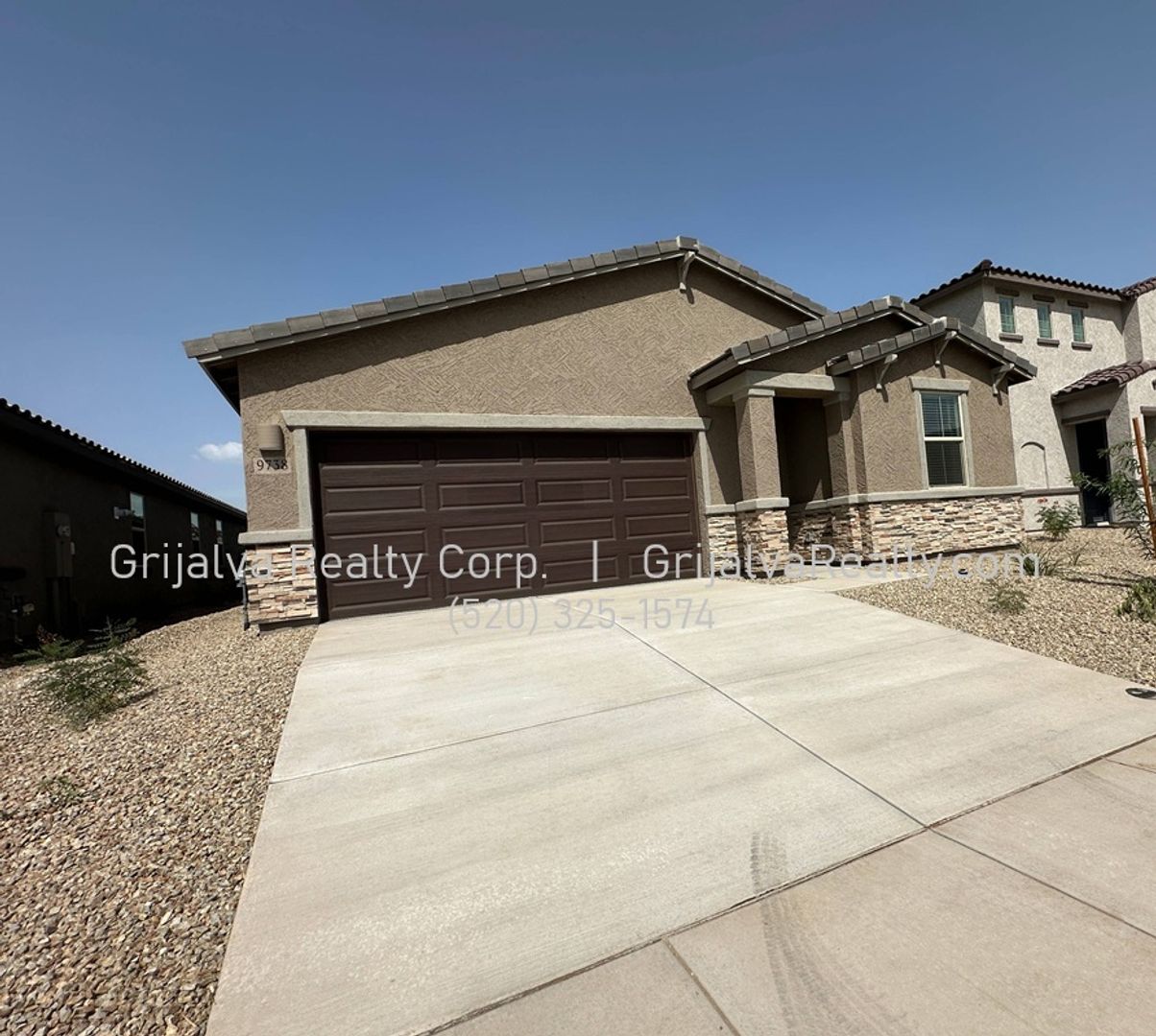 Marana House: 9738 W Larson St