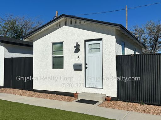* AVAILABLE AUGUST * Walk to UofA Campus! 1 BD, 1BA House - Fully Remodeled (Speedway/Park) – photo 1