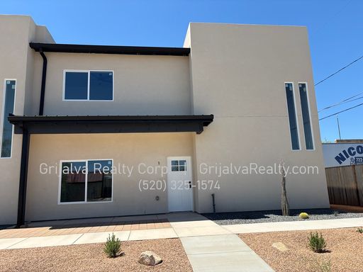 BRAND NEW BUILD! Spacious 3 Bedroom, 3.5 Bathroom Townhouse for Rent (Broadway/Park) – photo 1
