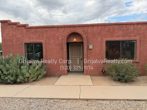 2 Bedroom, 1 Bath Townhouse in a Small Complex *MOVE-IN SPECIAL* (Glenn/Country Club) – photo 1