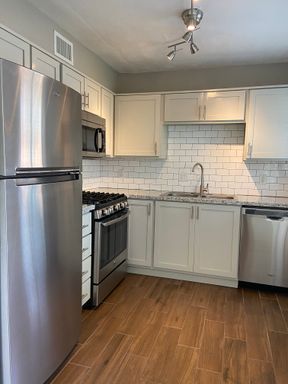 Beautiful One Bedroom with Full Size Washer and Dryer!! – photo 1