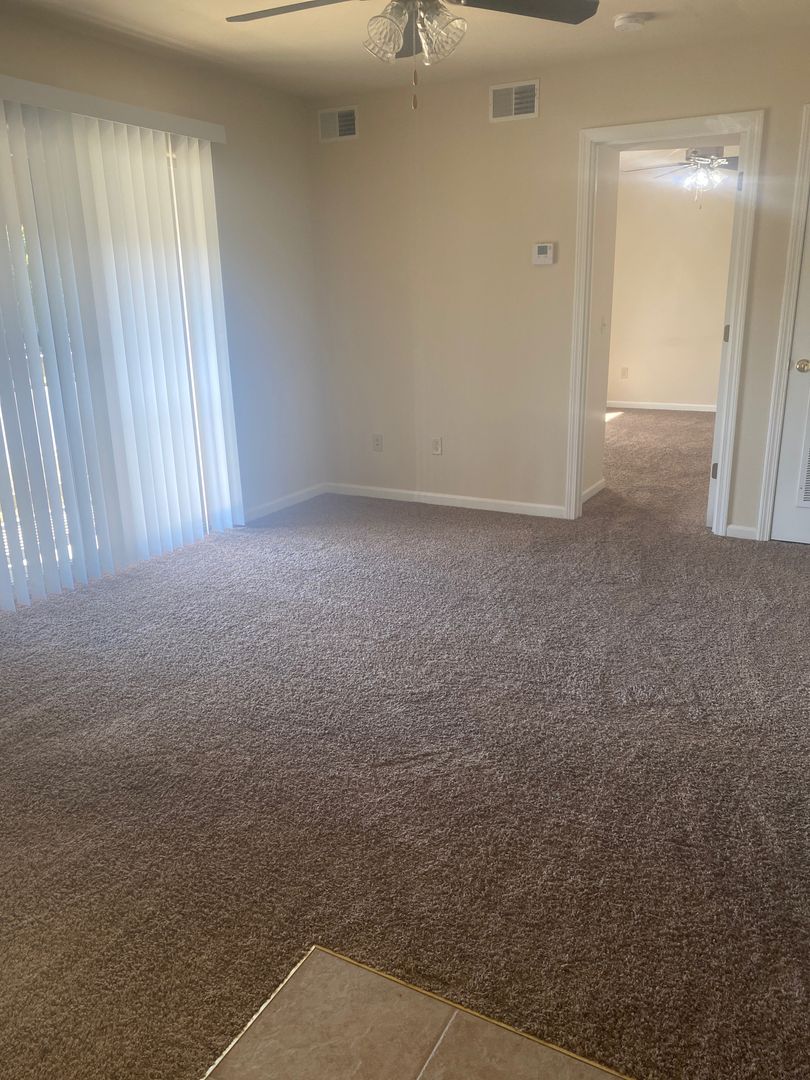 West Plains Apartment: 1930 Kissinger St