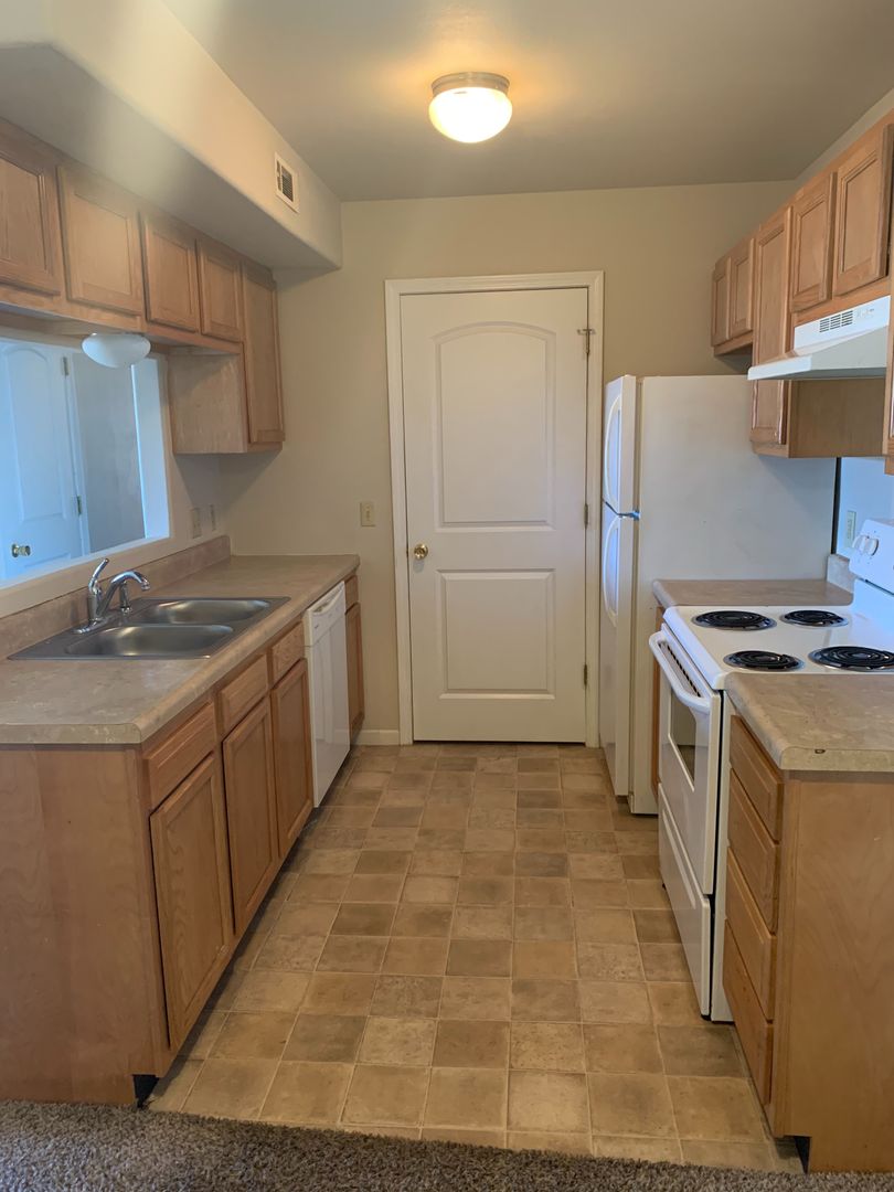 West Plains Apartment: 2400 McFarland Dr