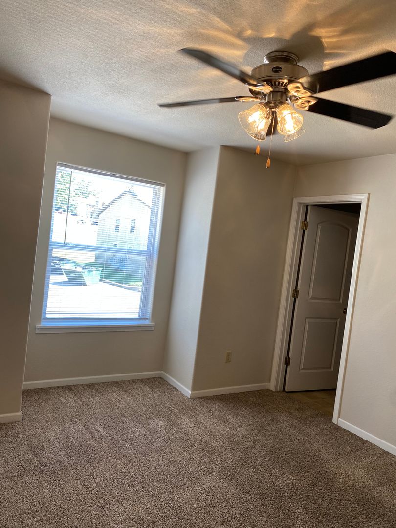 West Plains Apartment: 1930 Kissinger St