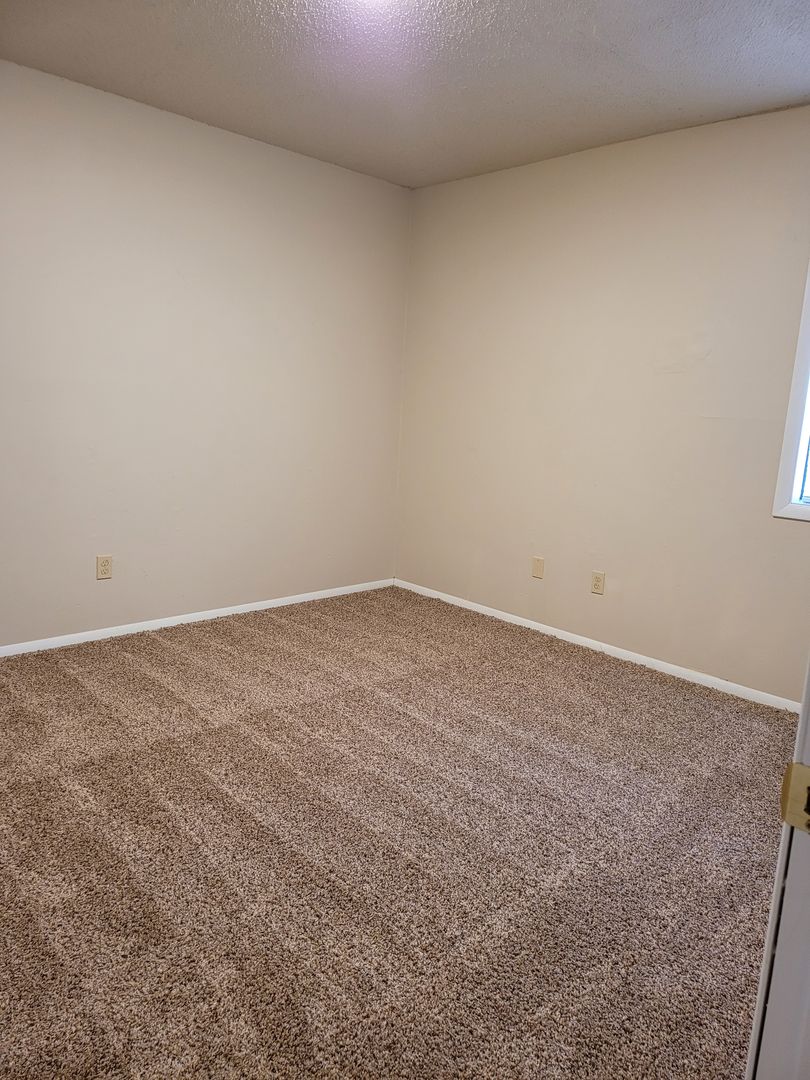 West Plains Apartment: 2400 McFarland Dr