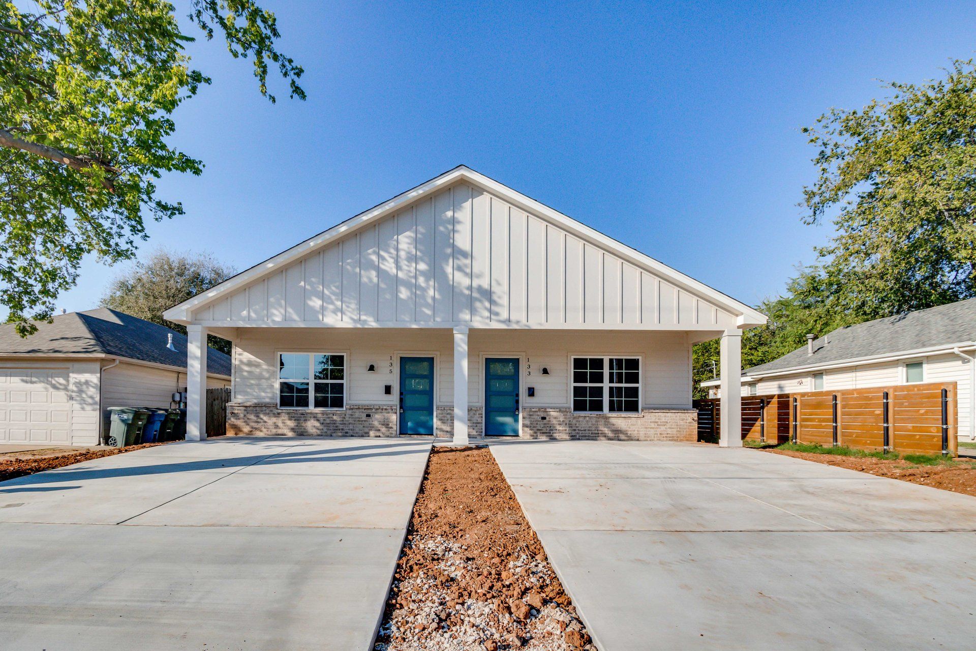 133-135 W Thatcher St