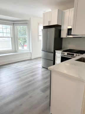 Newly renovated 1 bedroom with in unit washer and dryer! – photo 1