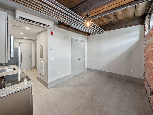Lower Level Studio - Fantastic Value – photo 1