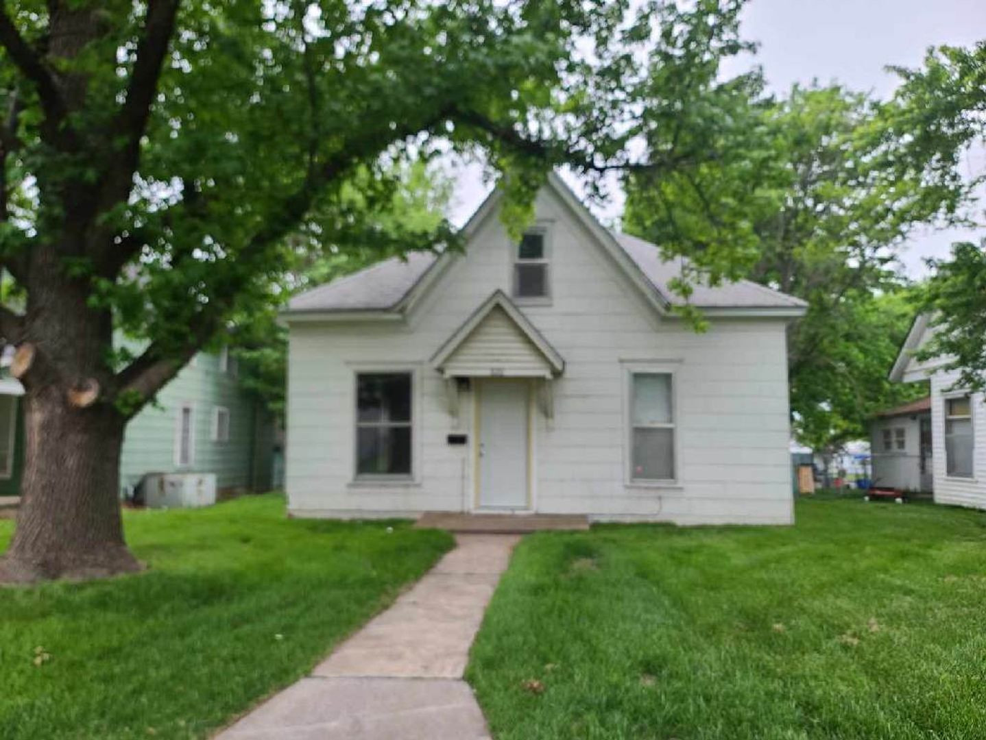 Iola House: 820 N Walnut St