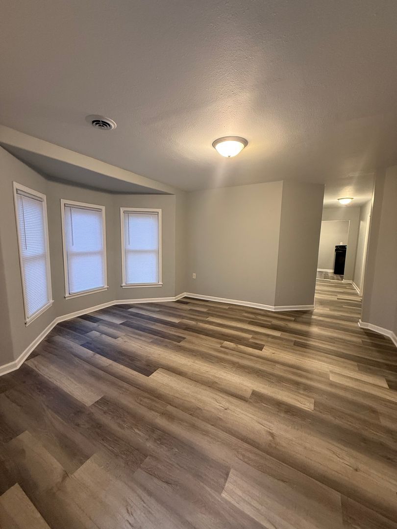 Iola House: 406 S Oak St