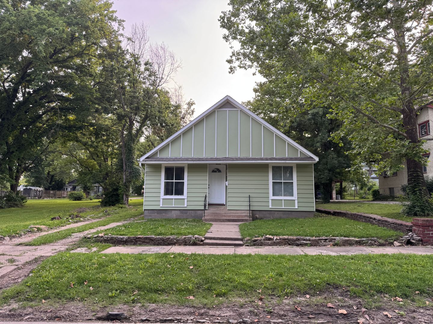 Iola House: 834 N Sycamore