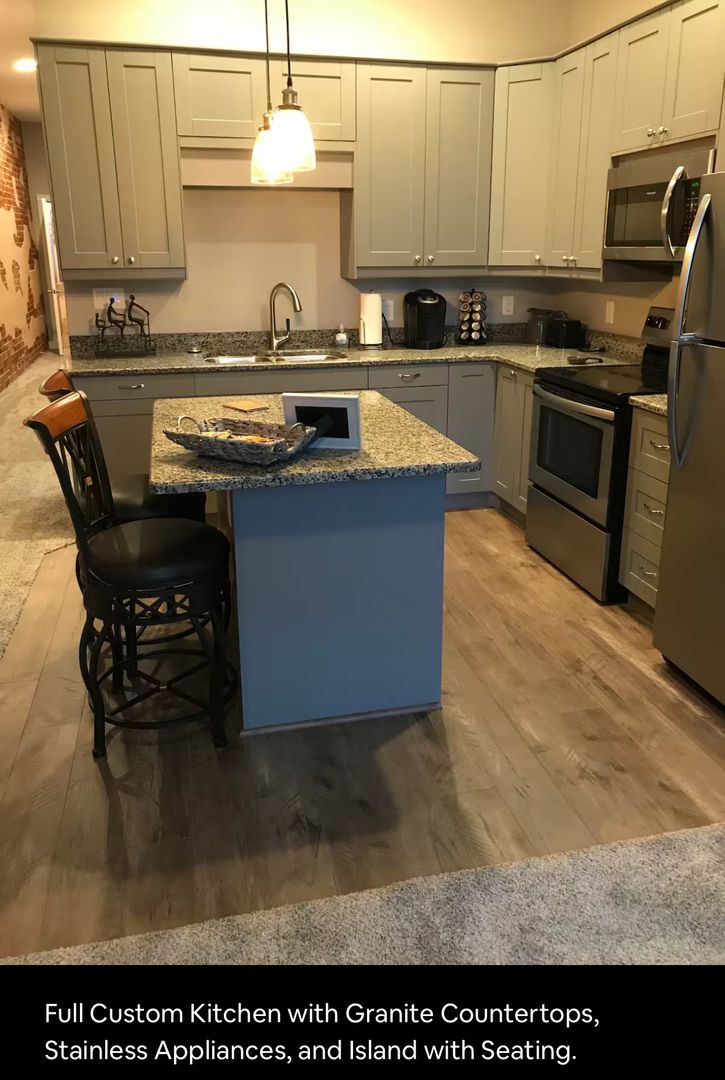 Iola Apartment: 17 E Madison St