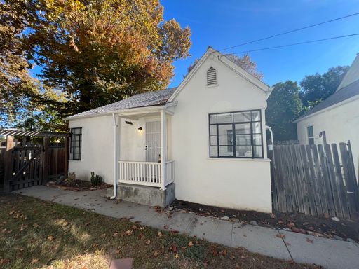 1 bed / 1 bath Cottage Style Home | Available Now – photo 1