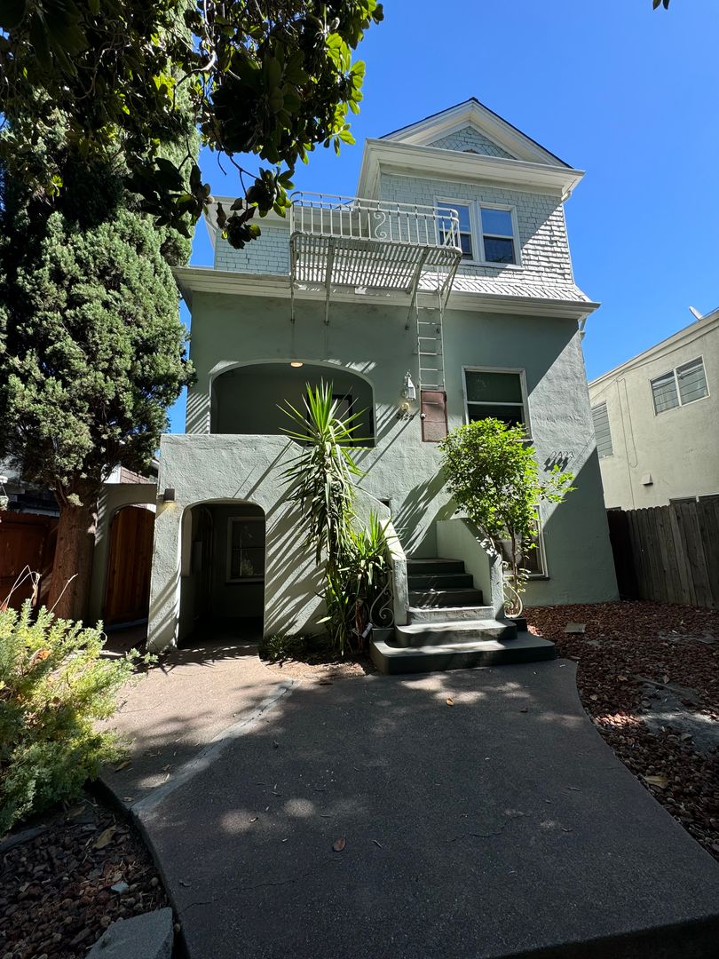 Sacramento Apartment: 2423 L Street #2