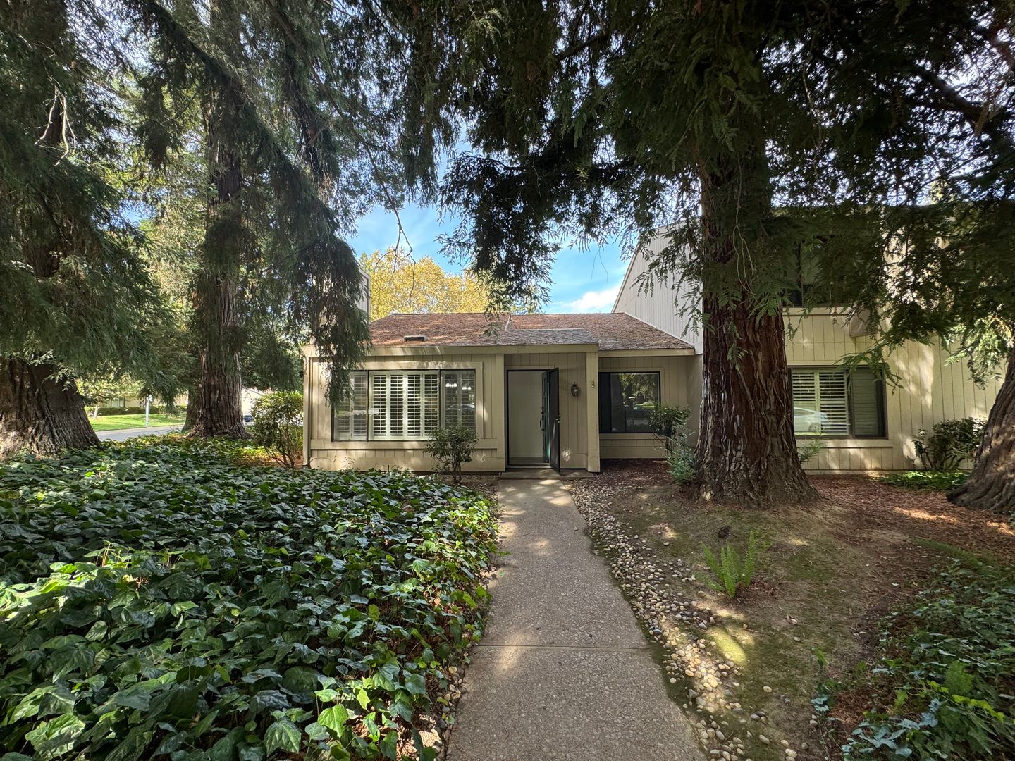 Sacramento House: 100 Hartnell Place