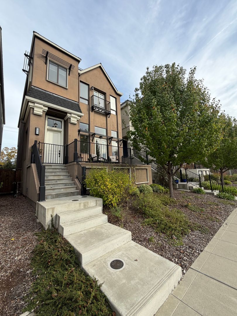 Sacramento House: 3417 Crocker Drive