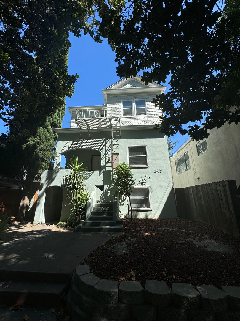 Sacramento Apartment: 2423 L Street