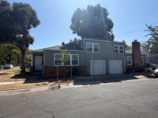 Large one bedroom duplex with garage in Elmhurst – photo 1