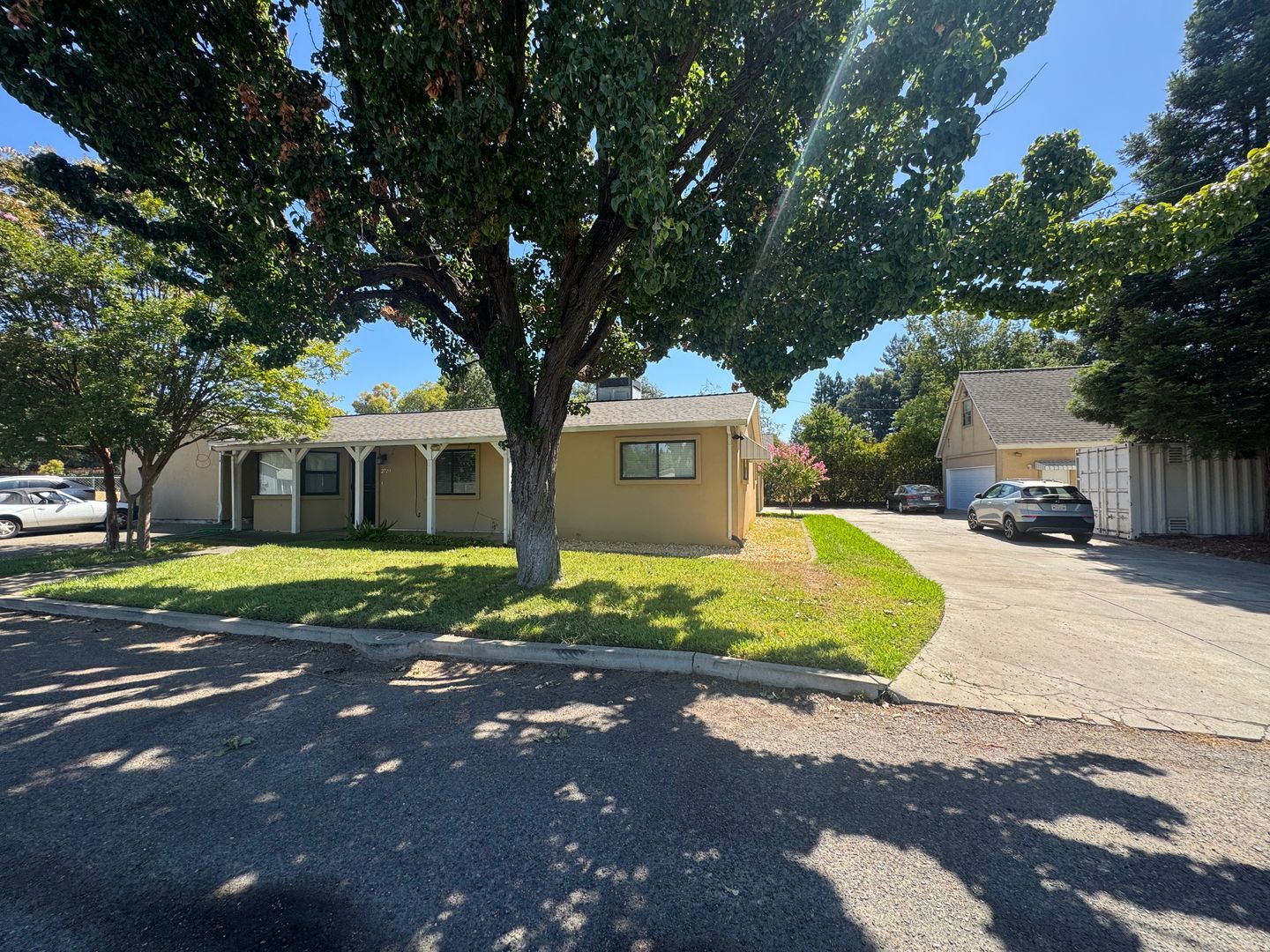 Carmichael Apartment: 2720 Larry Lane