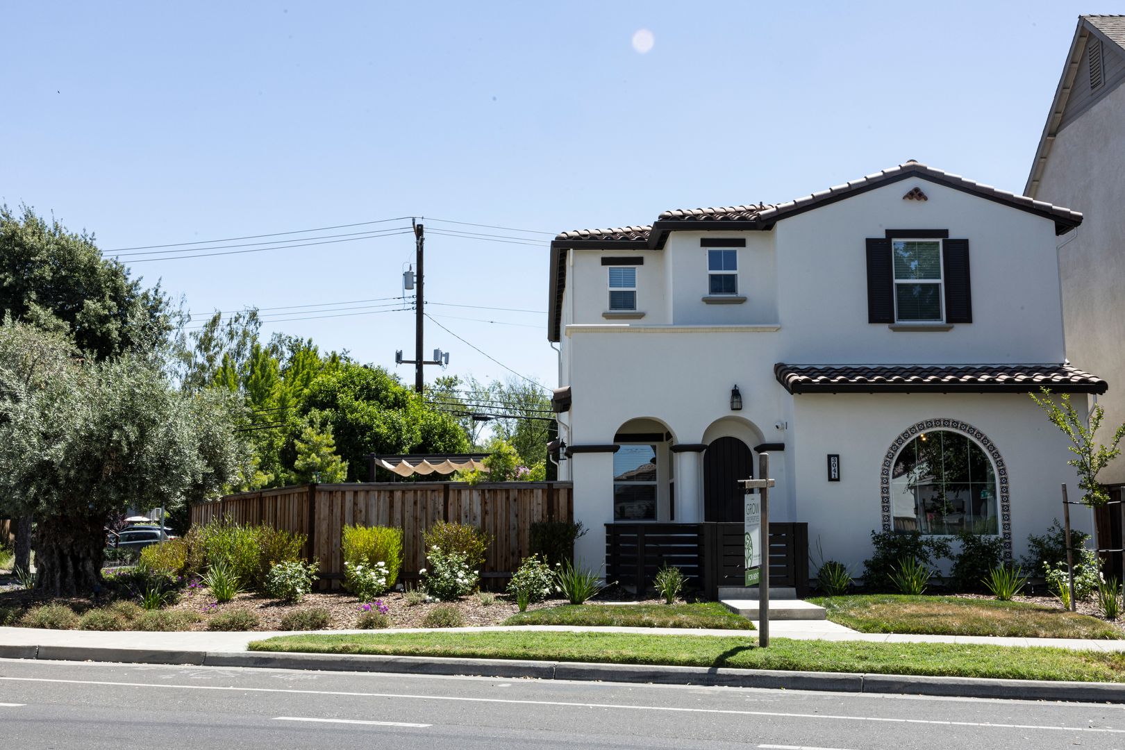 Sacramento House: 3041 Crocker Drive