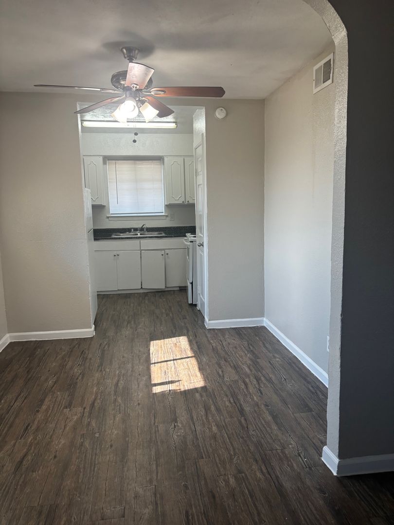 Garland Apartment: 1520 W Kingsley Rd